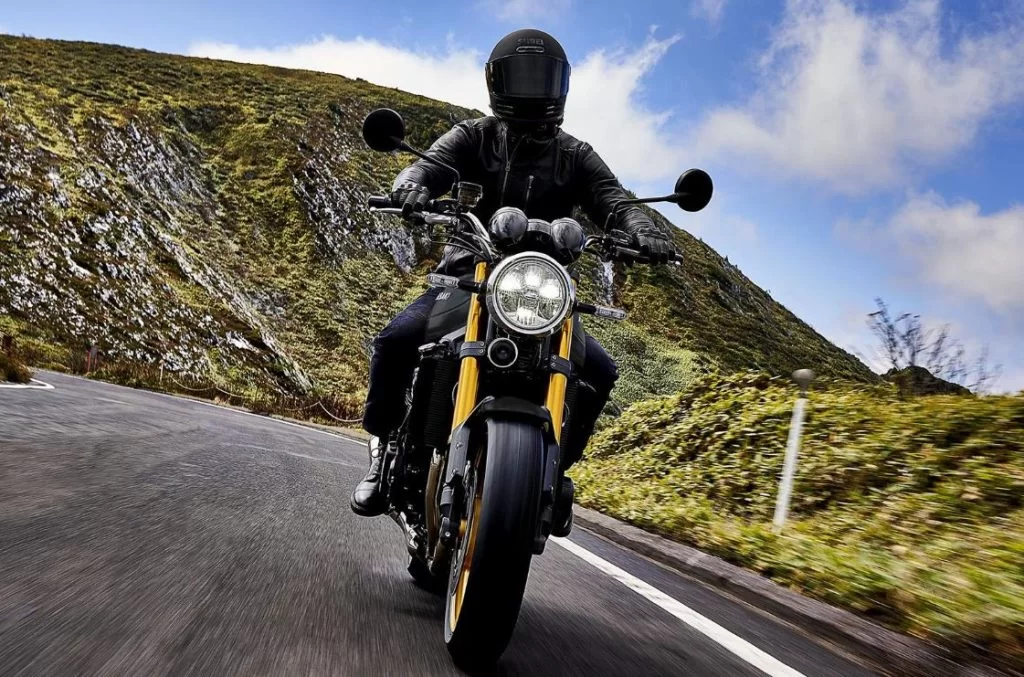 Z900 RS SE rijdend over straat.