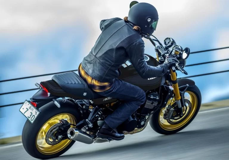 Z900 RS SE rijdend over straat.