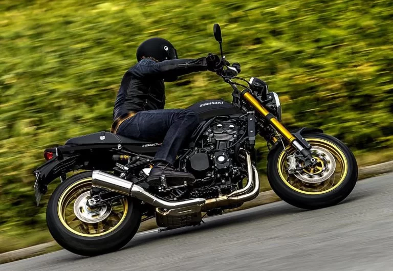 Z900 RS SE rijdend over straat.