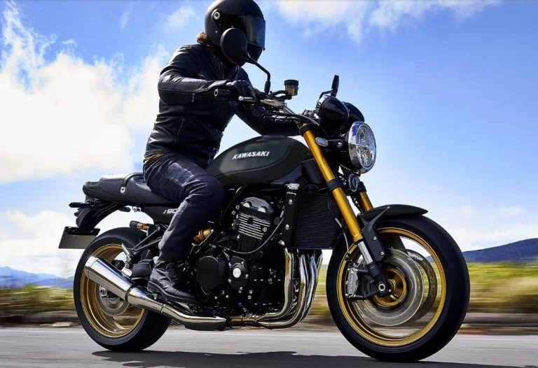 Z900 RS SE rijdend over straat.