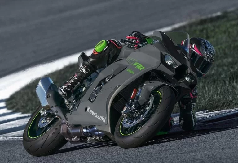 ZX-10RR rijdend over het circuit.