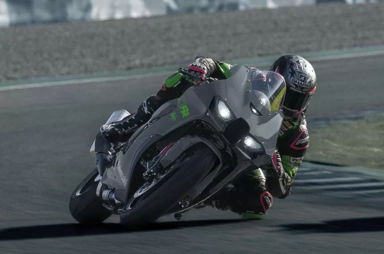 ZX-10RR rijdend over het circuit