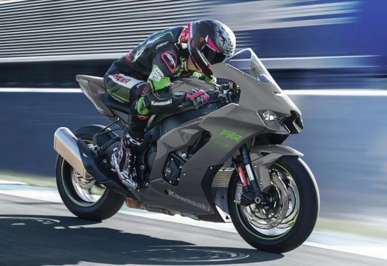 ZX-10RR rijdend over circuit.