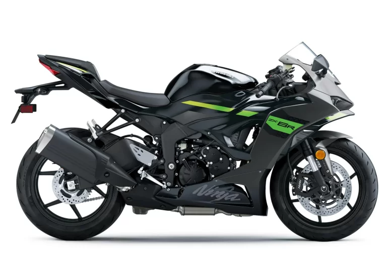 ZX-6R in een witte studio.