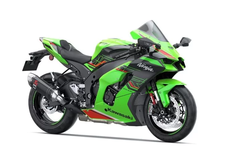 Groene Kawasaki supersport in witte studio