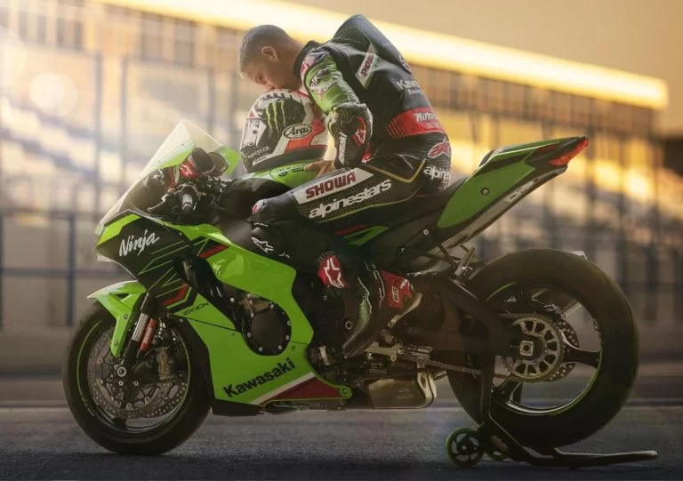 Kawasaki Supersport op paddockstand met rijder