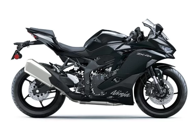 ZX4R in een witte studio.