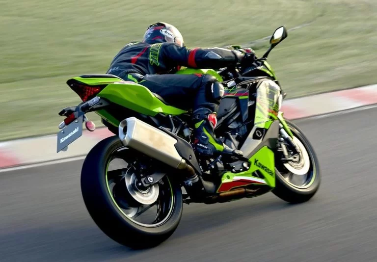 Kawasaki supersport op het circuit