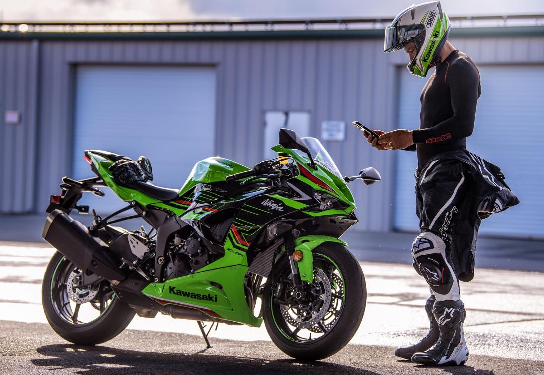 Kawasaki supersport geparkeerd voor een gebouw