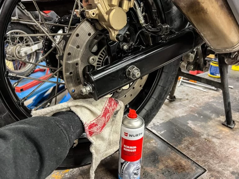 achterwiel van motor in de werkplaats tijdens motoronderhoud