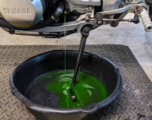 close up van vervangen koelvloeistof van motorfiets