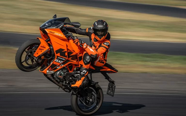 ktm rc 390 doet een wheelie op het circuit