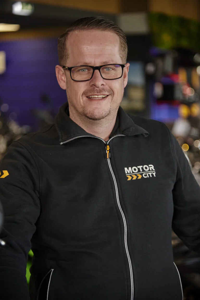 Martijn Minnee, eigenaar van MotorCity Amsterdam, in de showroom