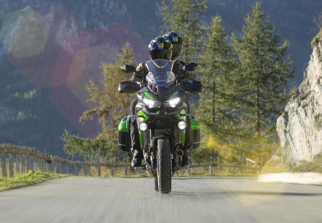 Kawasaki Versys tijdens een rit als voorbeeld van een motor die je kunt financieren of leasen