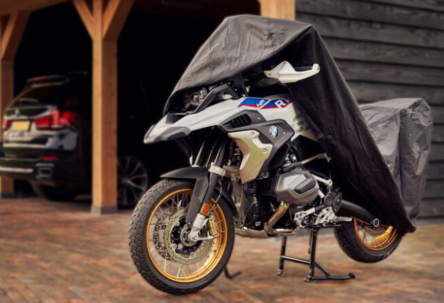 BMW-motor die gedeeltelijk onder een beschermhoes staat