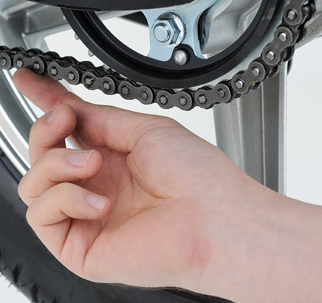 close up van persoon die spanning van een ketting controleert