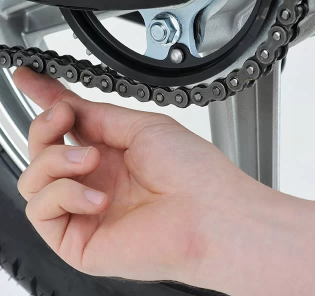 close up van persoon die spanning van een ketting controleert