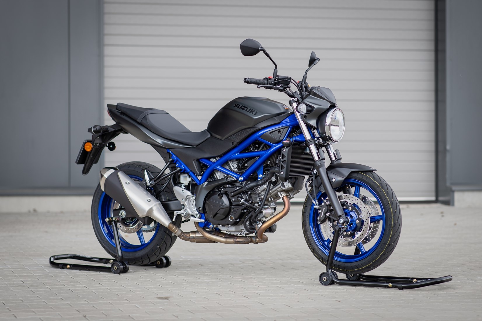 Suzuki motor op een voorste en achterste paddockstand