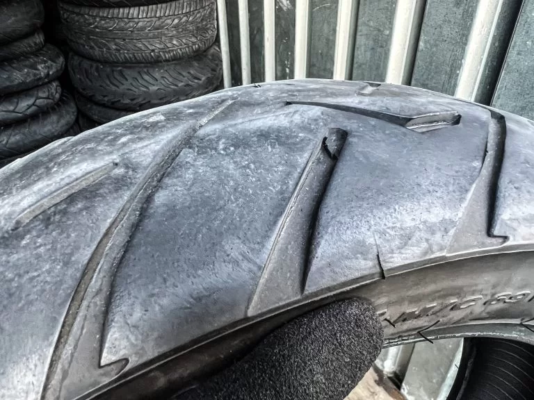 Platte en gecupte motorband