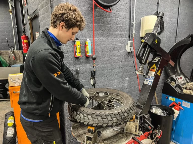 monteur in werkplaats motorband vervangen motorcity