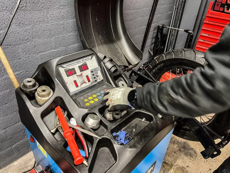 Motorband balanceren in werkplaats