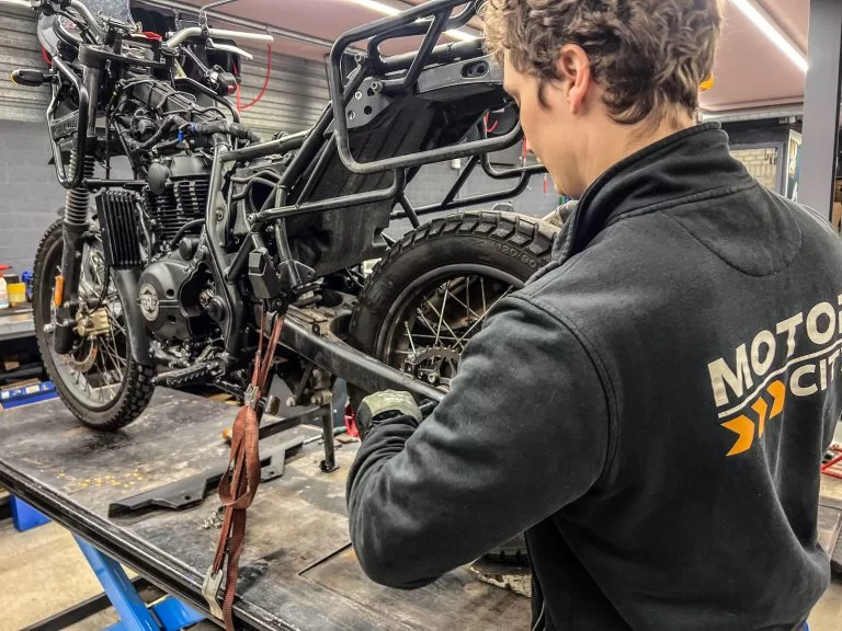 Proces motorband vervangen in de werkplaats