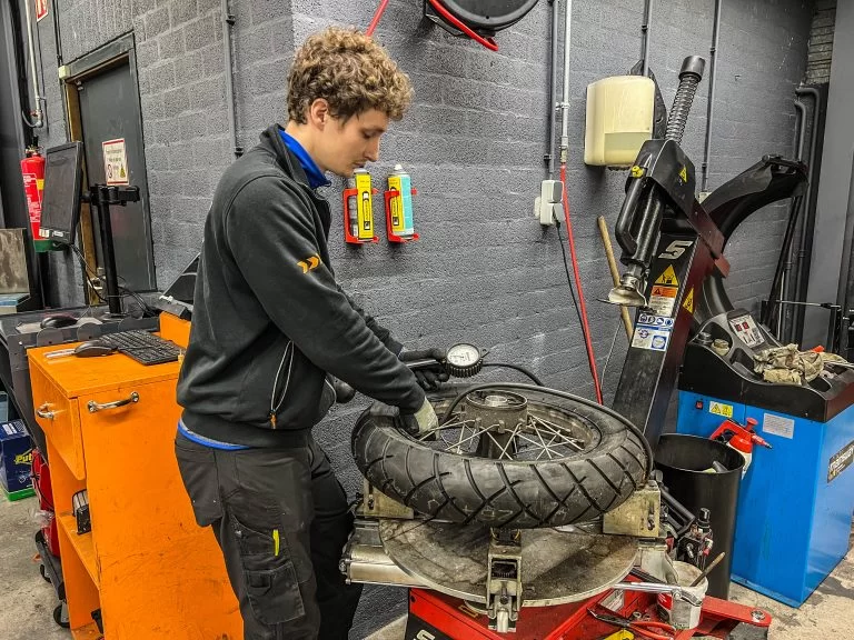 Monteur in werkplaats band vervangen Motorcity Amsterdam