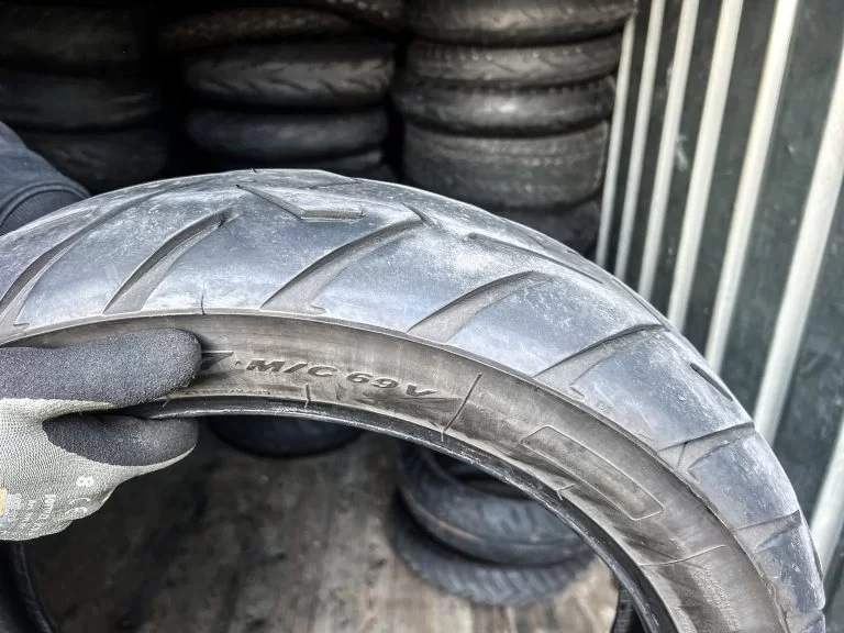 gecupte en platte motorband