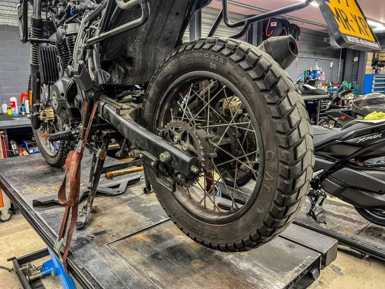 motor op de brug in de werkplaats voor banden vervangen