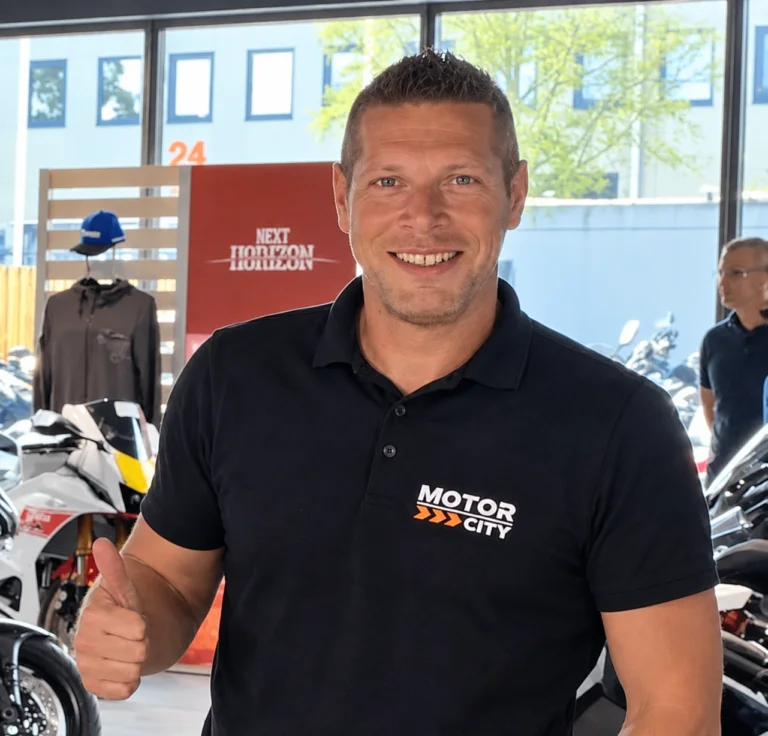 Sander Koopmans, verkoopadviseur van MotorCity Amsterdam, in de showroom