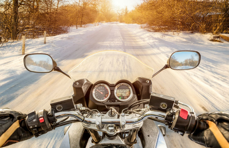 Motorrijder onderweg tijdens koud winterweer