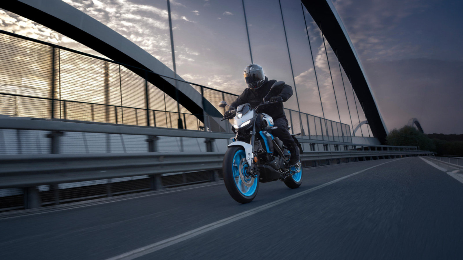 Yamaha MT-125 2027 in Ice Storm rijdend op de weg