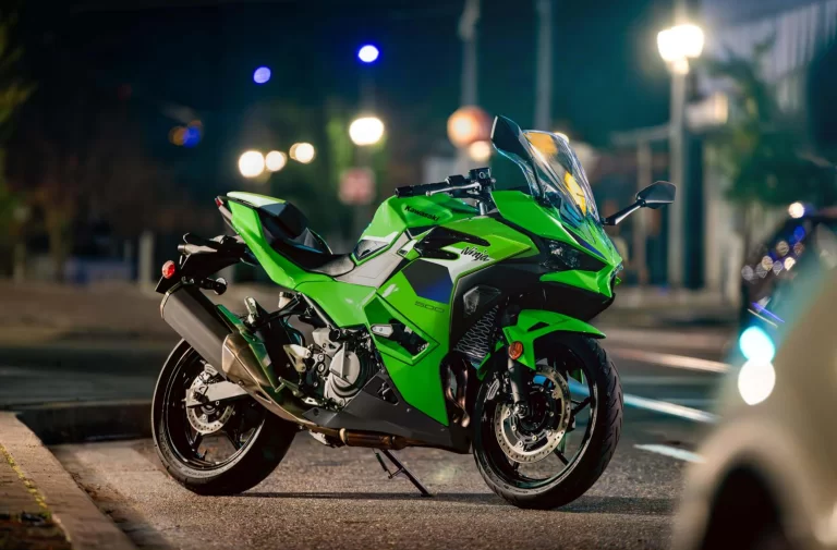 Ninja 500 SE geparkeerd op straat.