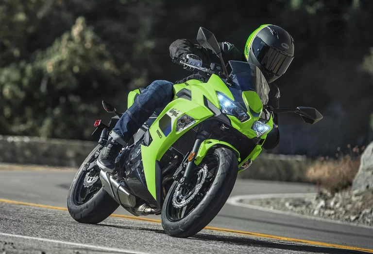 Ninja 650 rijdend over de weg