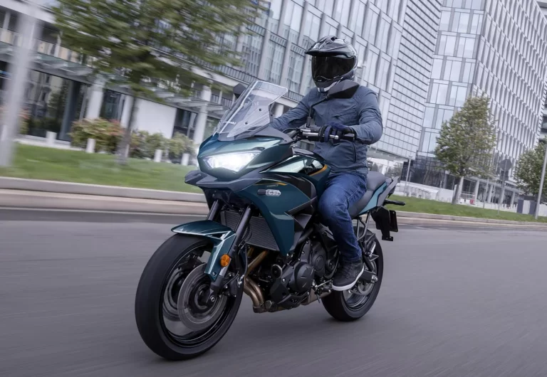 Versys 650 rijdend over straat.