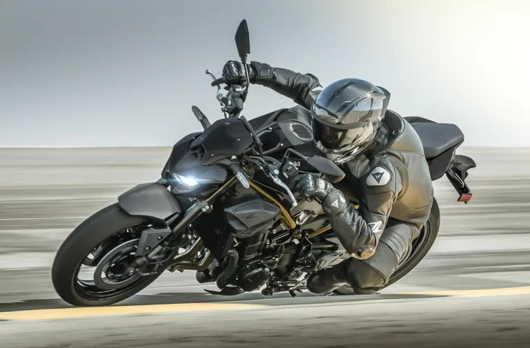 Z900 rijdend over straat.