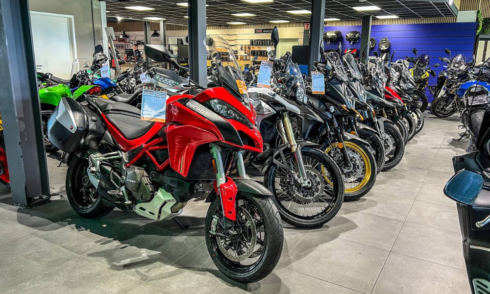 Occasion motoren in de showroom in Motorcity Amsterdam