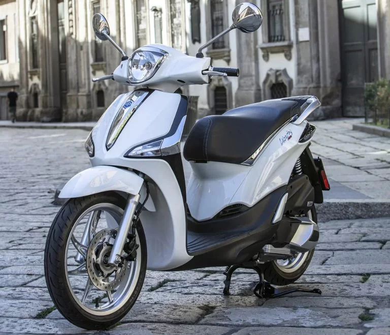 lifestyle foto van piaggio motorscooter liberty model