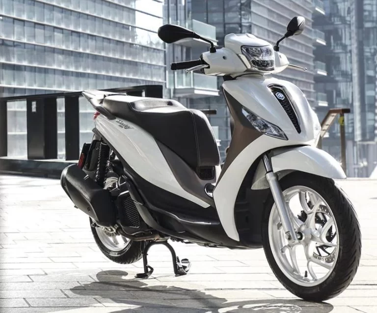 lifestyle foto van een piaggio medley motorscooter
