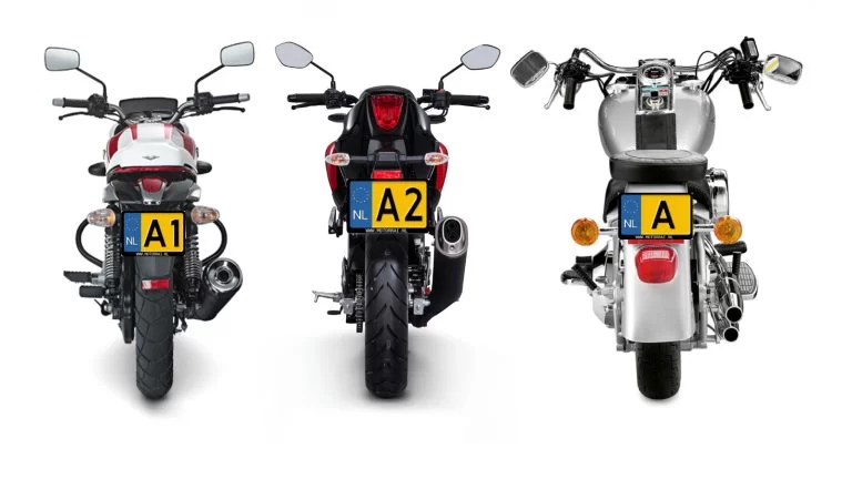 Google foto om de verschillende rijbewijzen te illustreren. Rijbewijs A1, rijbewijs A2 en rijbewijs A.