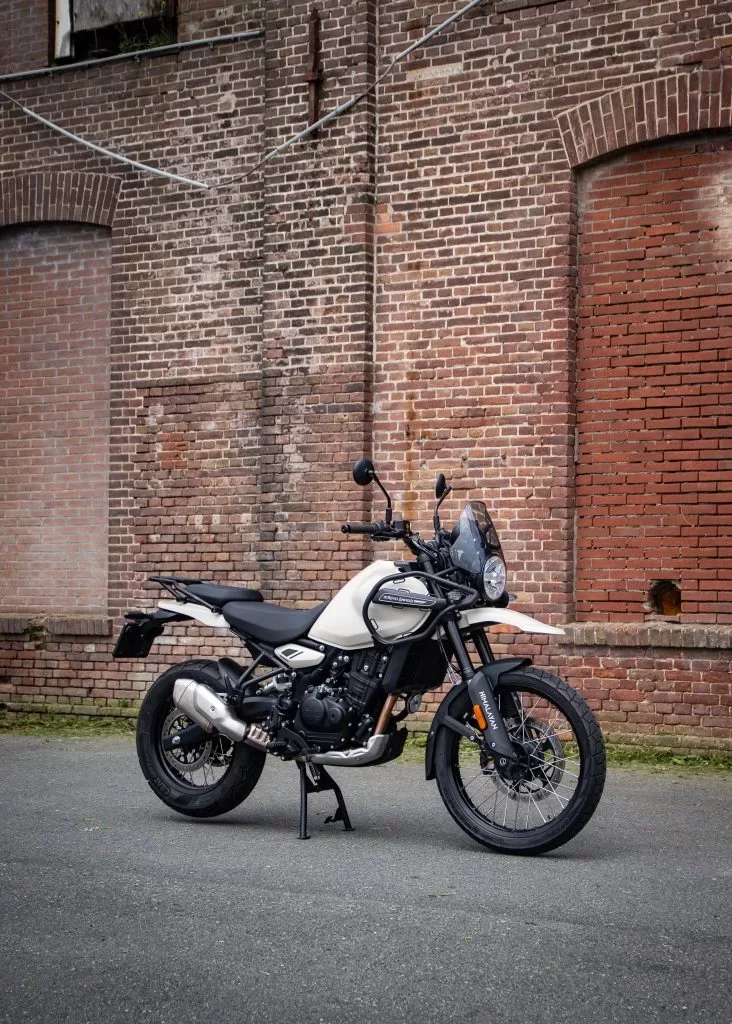 Royal Enfield Himalayan voor een gebouw.
