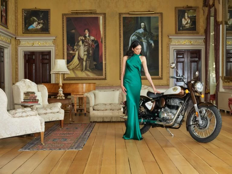 Classic 350 in de huiskamer.