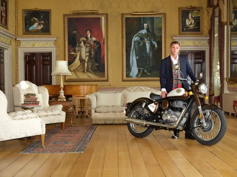 Classic 350 in een woonkamer.