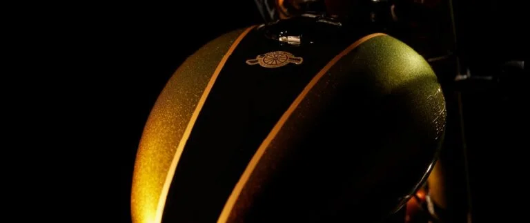 Verguld 125 Years-embleem op de tank van de Classic 650 jubileumeditie