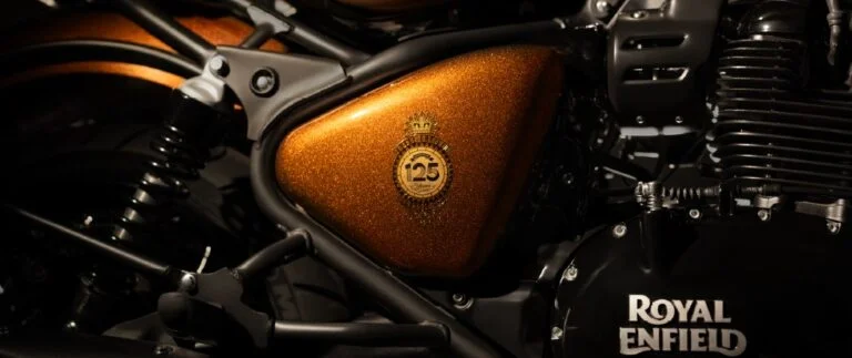 Speciaal zijpaneel van de Royal Enfield Classic 650 125th Anniversary Edition