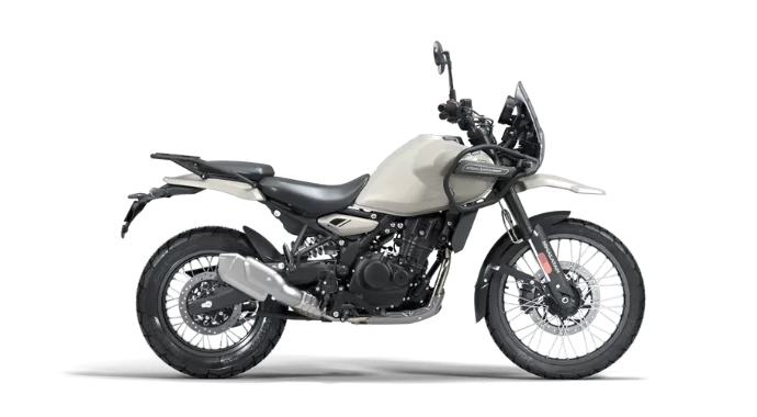 Royal Enfield motor in een witte studio.