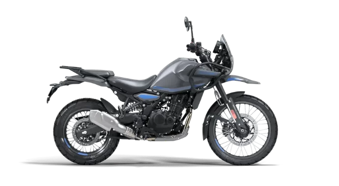 Royal Enfield motor in een witte studio.