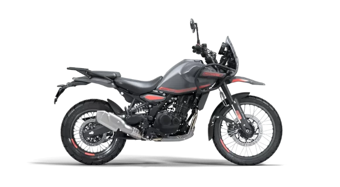 Royal Enfield motor in een witte studio.