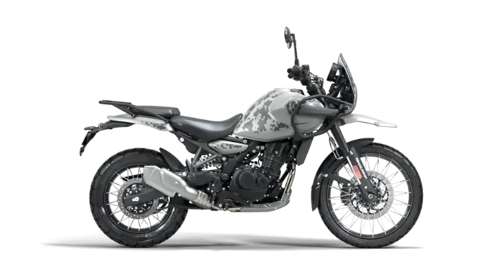 Royal Enfield motor in een witte studio.