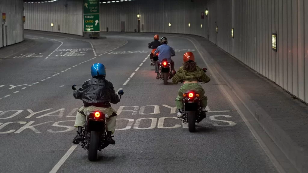 Royal Enfield motoren rijdend over straat.